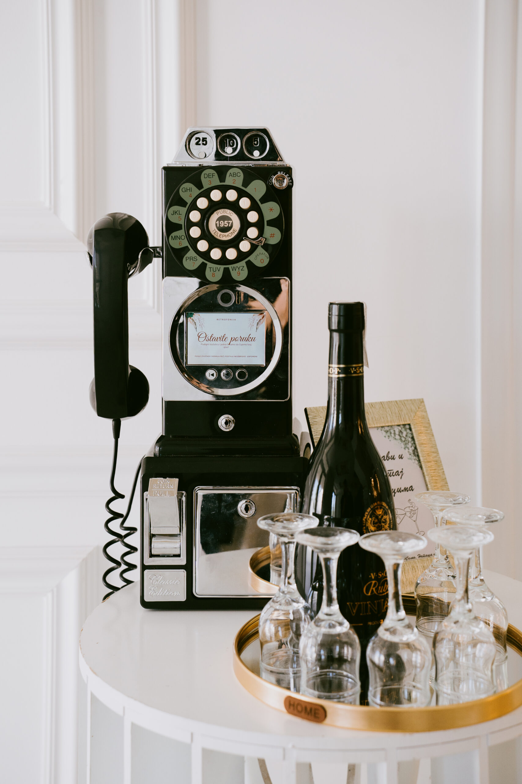 Vinski kutak sa bocom vina i retro telefonom u sali Royal MS Novi Sad