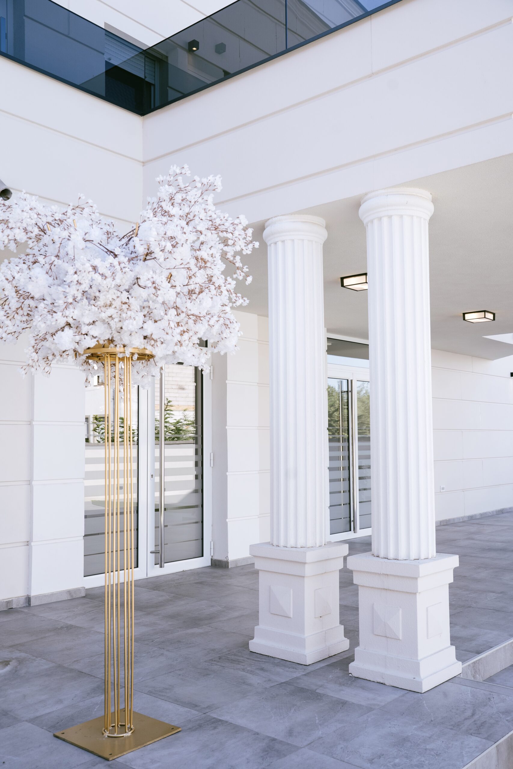 Ulaz u luksuznu salu za svadbe Royal MS Novi Sad sa stubovima i cvećem