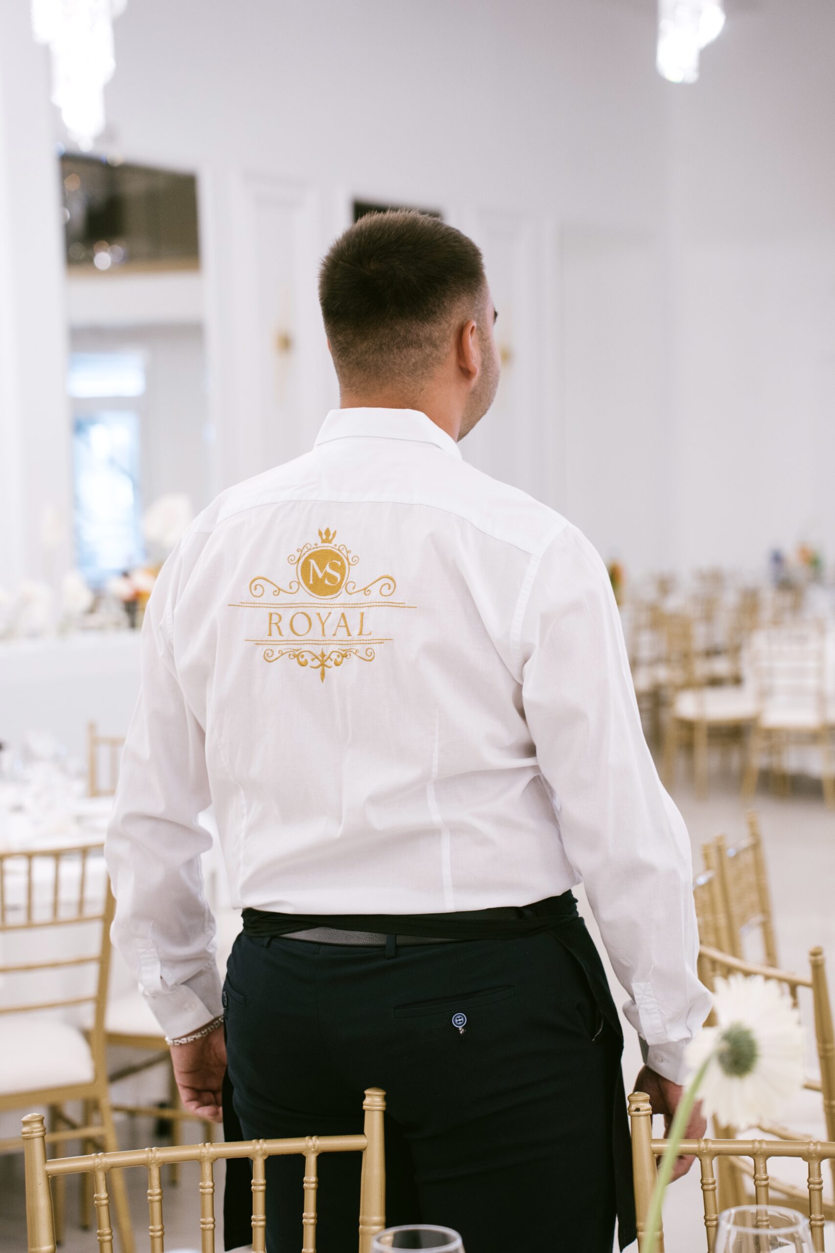 Konobar sa Royal MS logom tokom svadbenog prijema