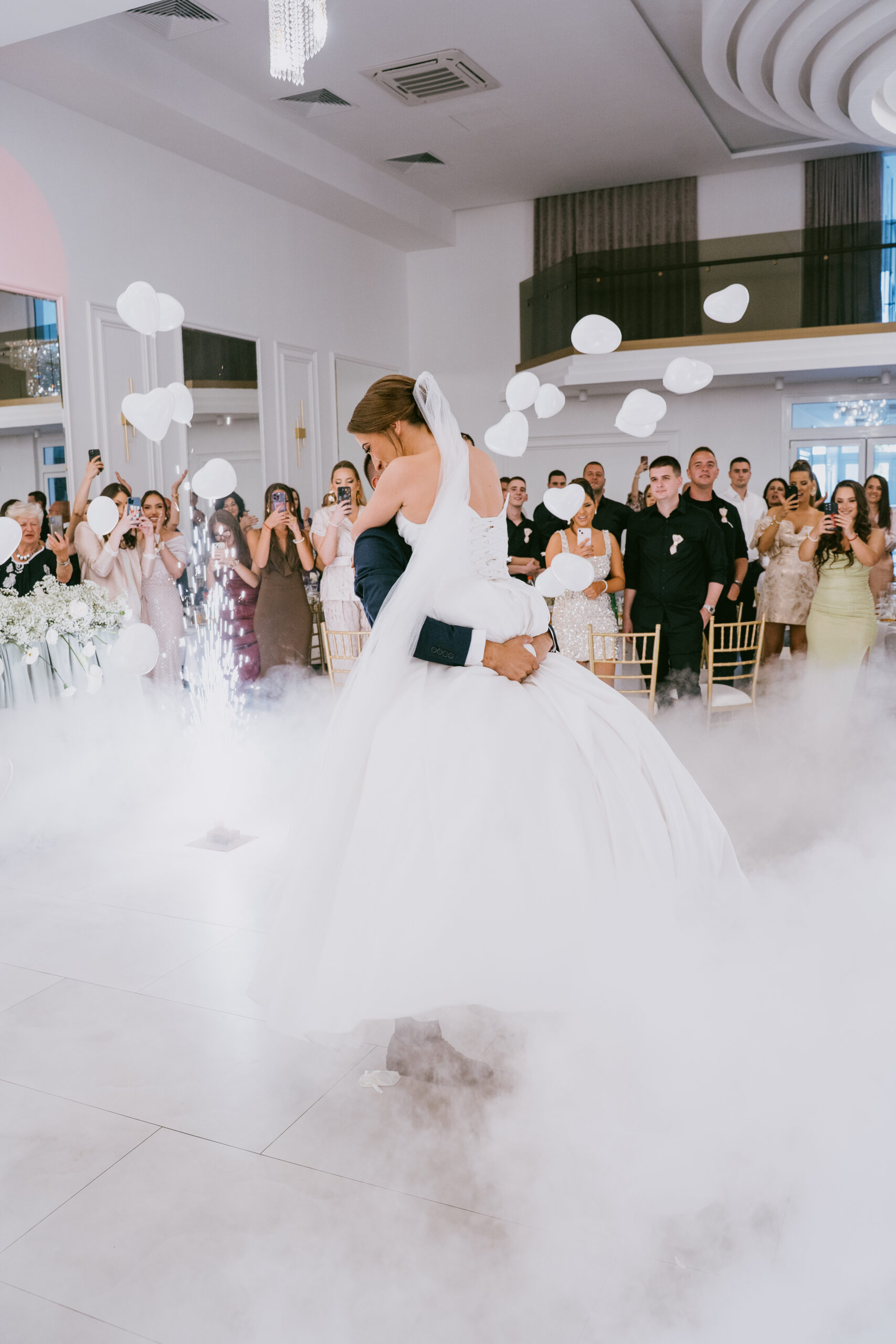 Prvi ples mladenaca uz romantičnu maglu u sali Royal MS Novi Sad