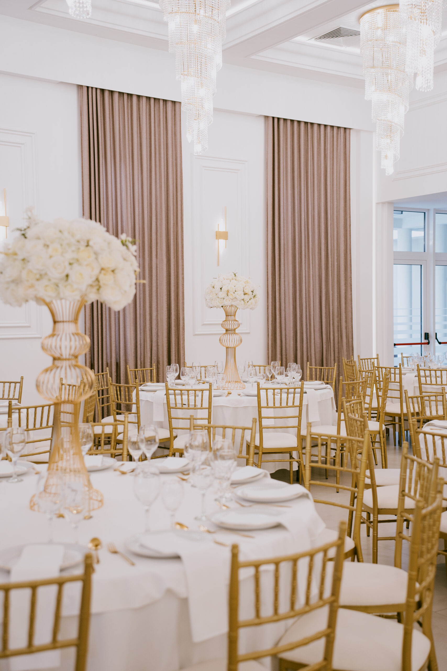 Cvetni aranžmani i dekoracija stola u Royal MS sali za svadbe