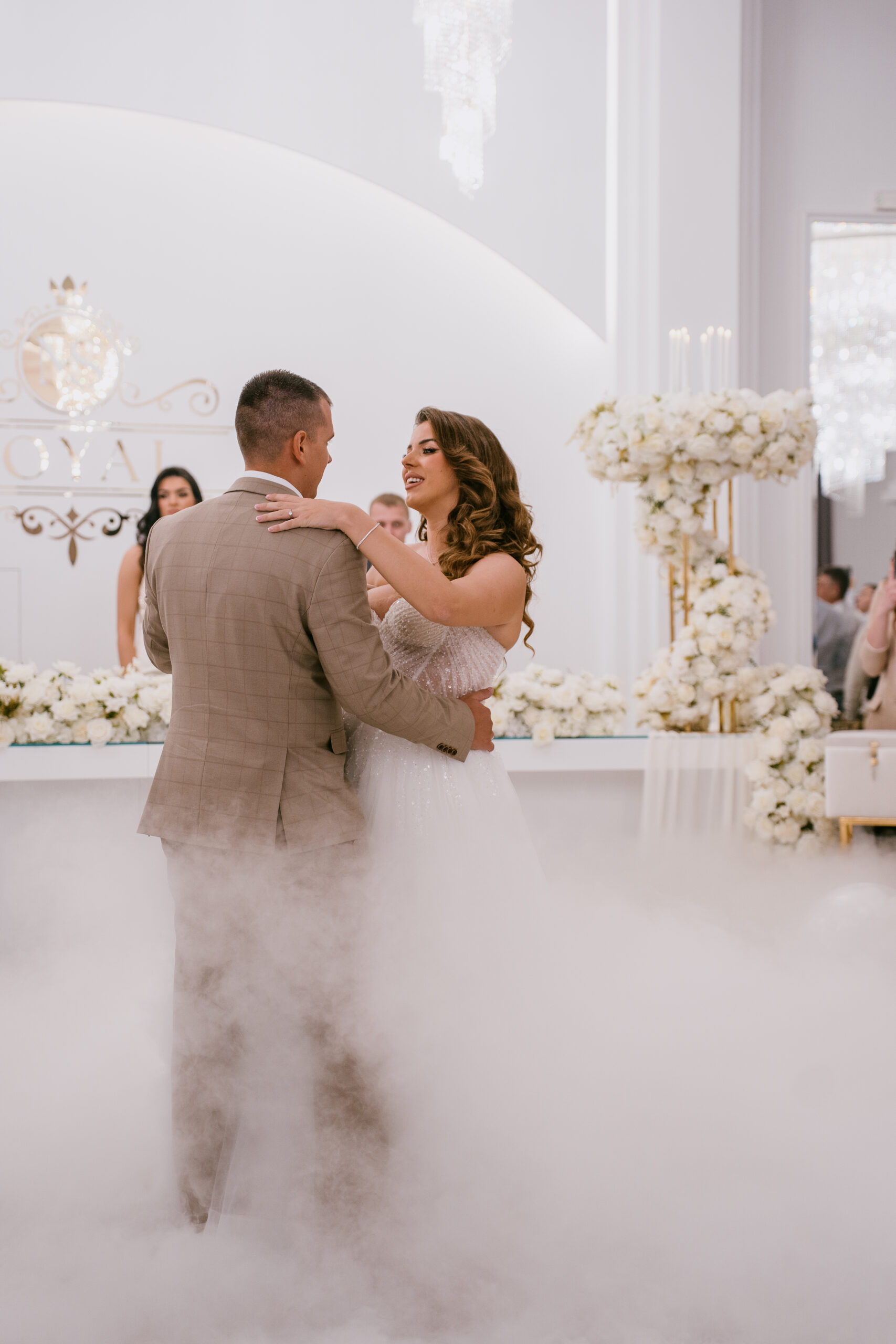 mladenci u sali za svadbe royal ms