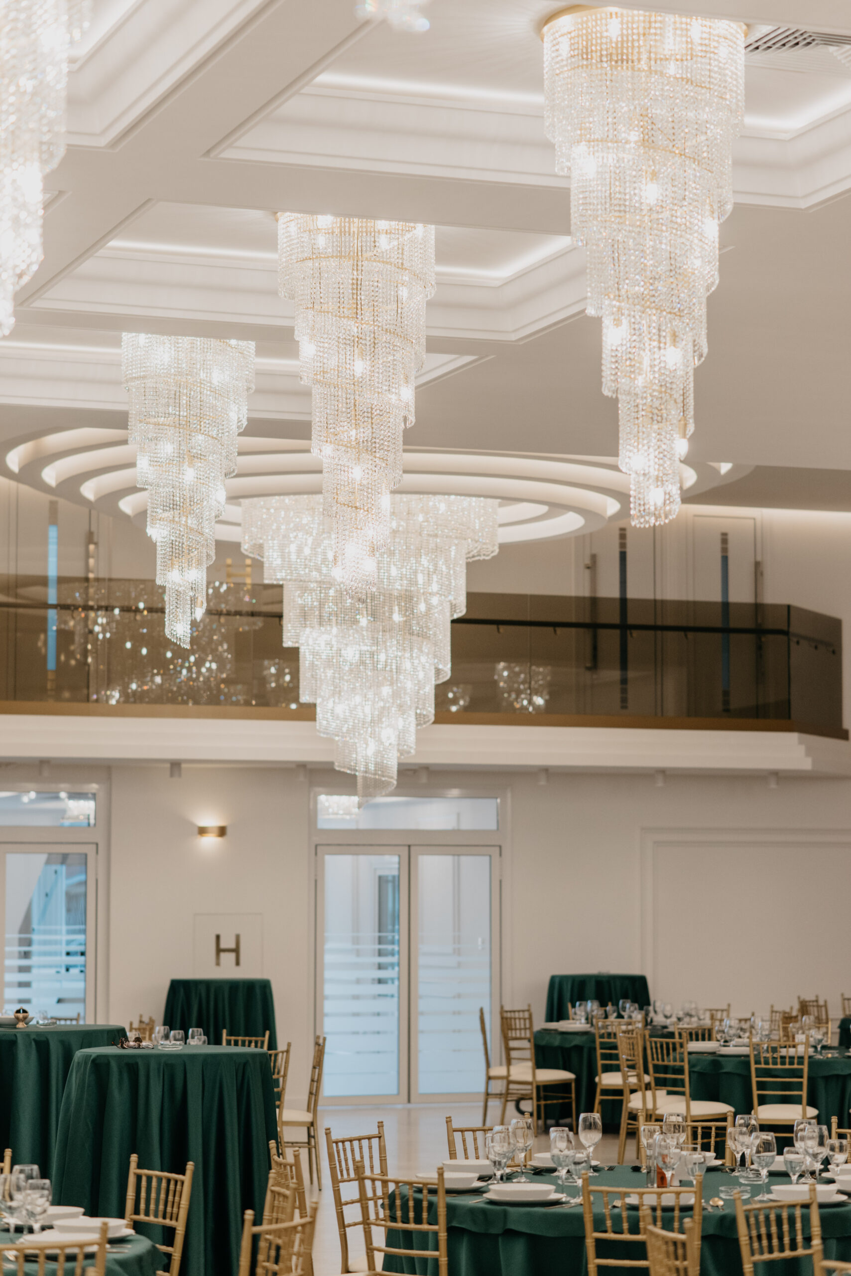 Kristalni lusteri i moderan enterijer svečane sale Royal MS Novi Sad