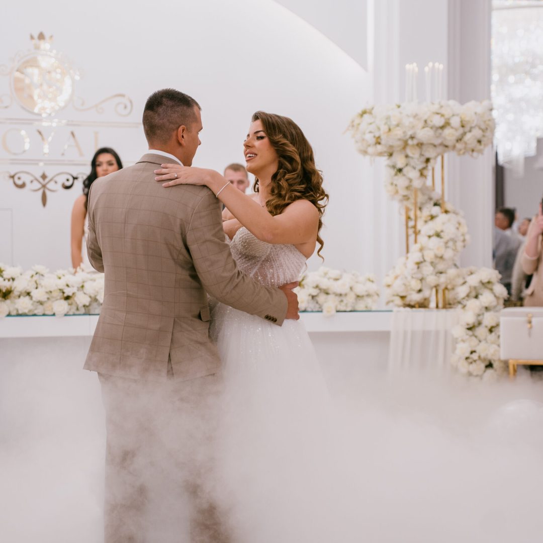 mladenci u sali za svadbe royal ms