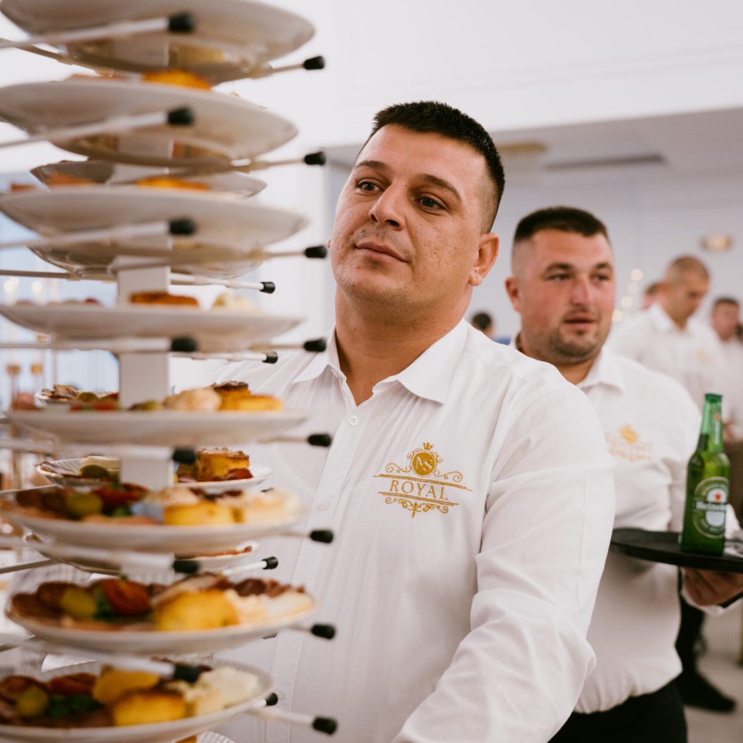 Ketering u Royal MS sali, posluženje više jela za svadbenu večeru