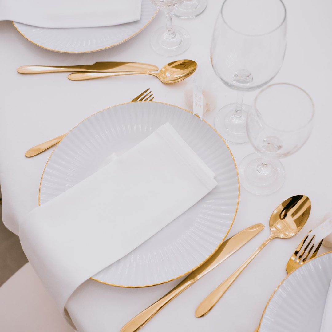Royal MS svečana postavka stola sa zlatnim escajgom i belim tanjirima
