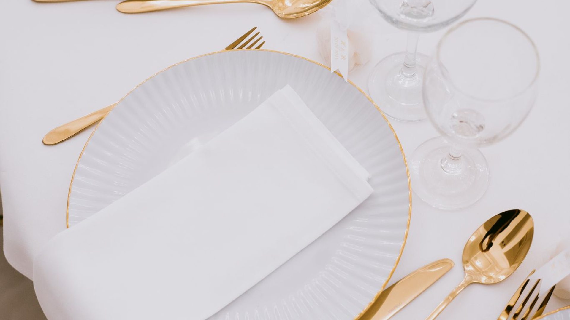Royal MS svečana postavka stola sa zlatnim escajgom i belim tanjirima